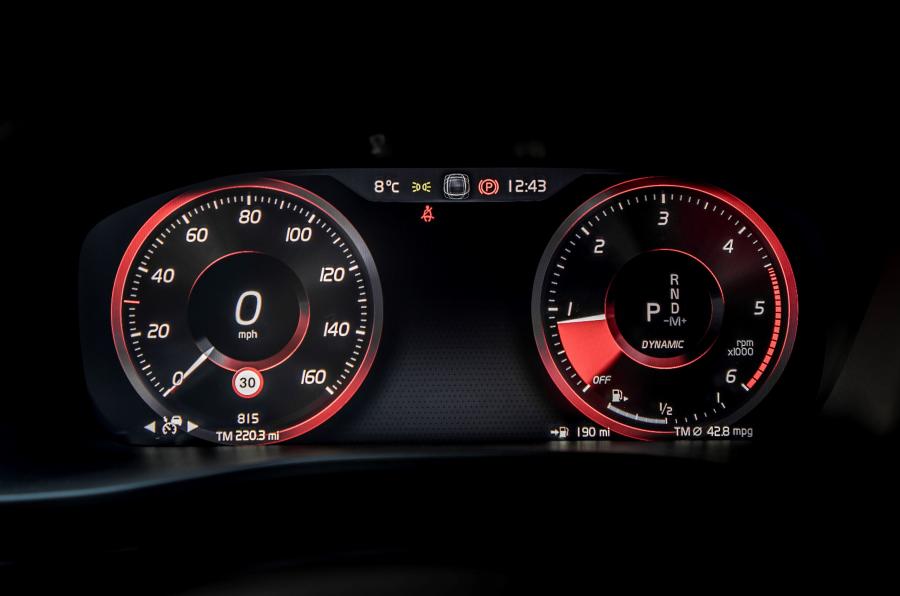 Панель приборов Volvo XC40 D4 R-Design 2017 года  (UK) (фото 9 из 40)